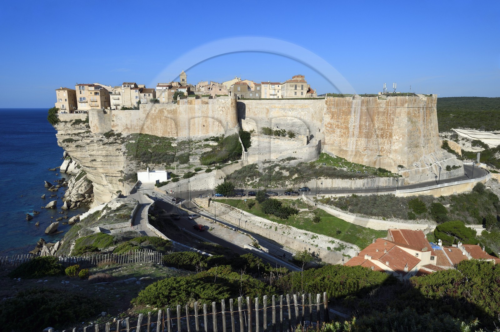 France, Corse-du-Sud (2A), Bonifacio, la vieille ville ou Haute Ville perchée sur des falaises de calcaire de plus de 60 mètres de haut