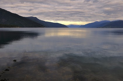 Norvège, comté de Sogn Og Fjordane, le sognefjorden à Balestrand et la montagne de Bleia (1718m) au fond