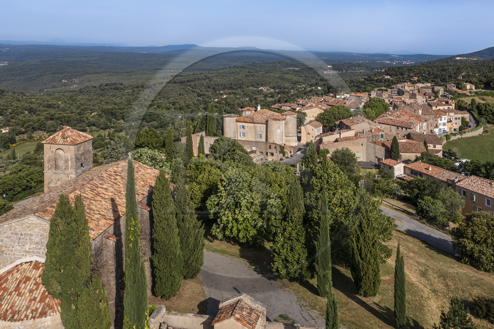 France, Var (83), La Dracénie, village de Tourtour, labellisé Les Plus Beaux Villages de France (vue aérienne)
