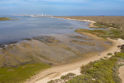 Portugal, Algarve, Parc naturel de la Ria Formosa, Faro, Ile de Barreta ou Deserta (Ilha da Barretta ou Deserta), le phare de Ilha do Farol sur Ilha da Culatra en arrière plan (vue aérienne)