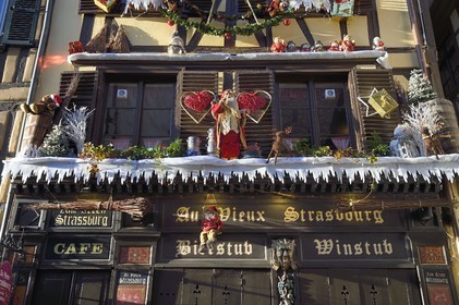 France, Bas-Rhin (67), Strasbourg, vieille ville classée au Patrimoine Mondial de l’UNESCO, la winstub Au Vieux Strasbourg dans la rue du Maroquin avec ses décors de Noël