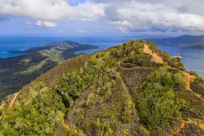 France, Ile de Mayotte, Grande-Terre, Réserve Forestière des Cretes du Sud, randonneurs au sommet du Mont Choungui (594 mètres) et la Baie de Bouéni en arrière plan (vue aérienne)