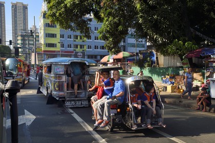 Philippines, Ile de Luzon, Manille, quartier Ermita, tricycle moto-taxi sur l'avenue Maria Orosa