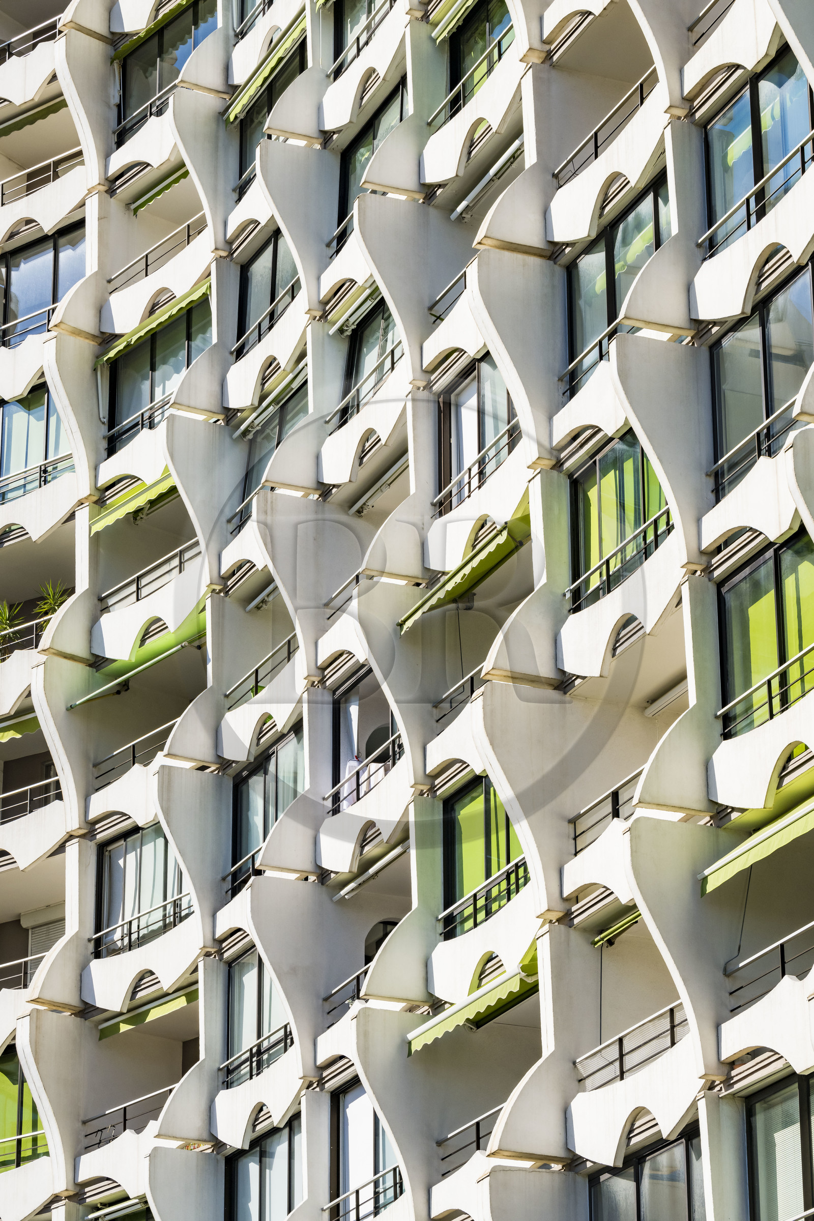 France, Hérault (34), La Grande-Motte, labellisé patrimoine du XXème siècle, La Grande Pyramide construite en 1974 par les architectes Jean Balladur et Jean-Bernard Tostivint, cet immeuble phare pour le port de la station Balnéaire domine toute la ville, forme un plan en Y incurvé et abrite un hôtel et des appartements