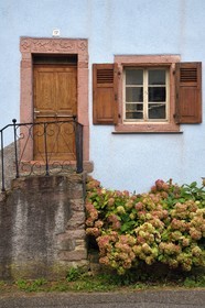 France, Haut-Rhin (68), Thannenkirch, maison dont le linteau donne le métier de l'ancien propriétaire, ici un bucheron qui faisait du débardage et aussi tailleur de pierre