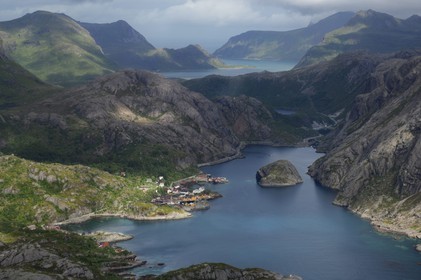 Norvège, Nordland, Iles Lofoten, Ile de Flakstad, village et port de Nussfjord (vue aérienne)
