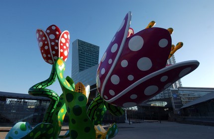 France, Nord (59), Lille, quartier Euralille, Esplanade François-Mitterrand, Les tulipes de Shangri-La, sculpture permanente de Yayoi Kusama