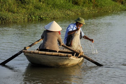 Vietnam, province de Ninh Binh, village insulaire de Kenh Ga, barque de pêcheurs