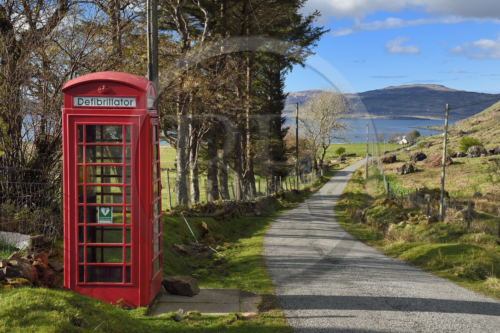 Royaume-Uni, Ecosse, Highland, Hébrides intérieures, cote ouest de l'Ile de Mull, étroite route cotière vers Balnahard, cabine téléphonique qui acceuille désormais un défibrillateur public