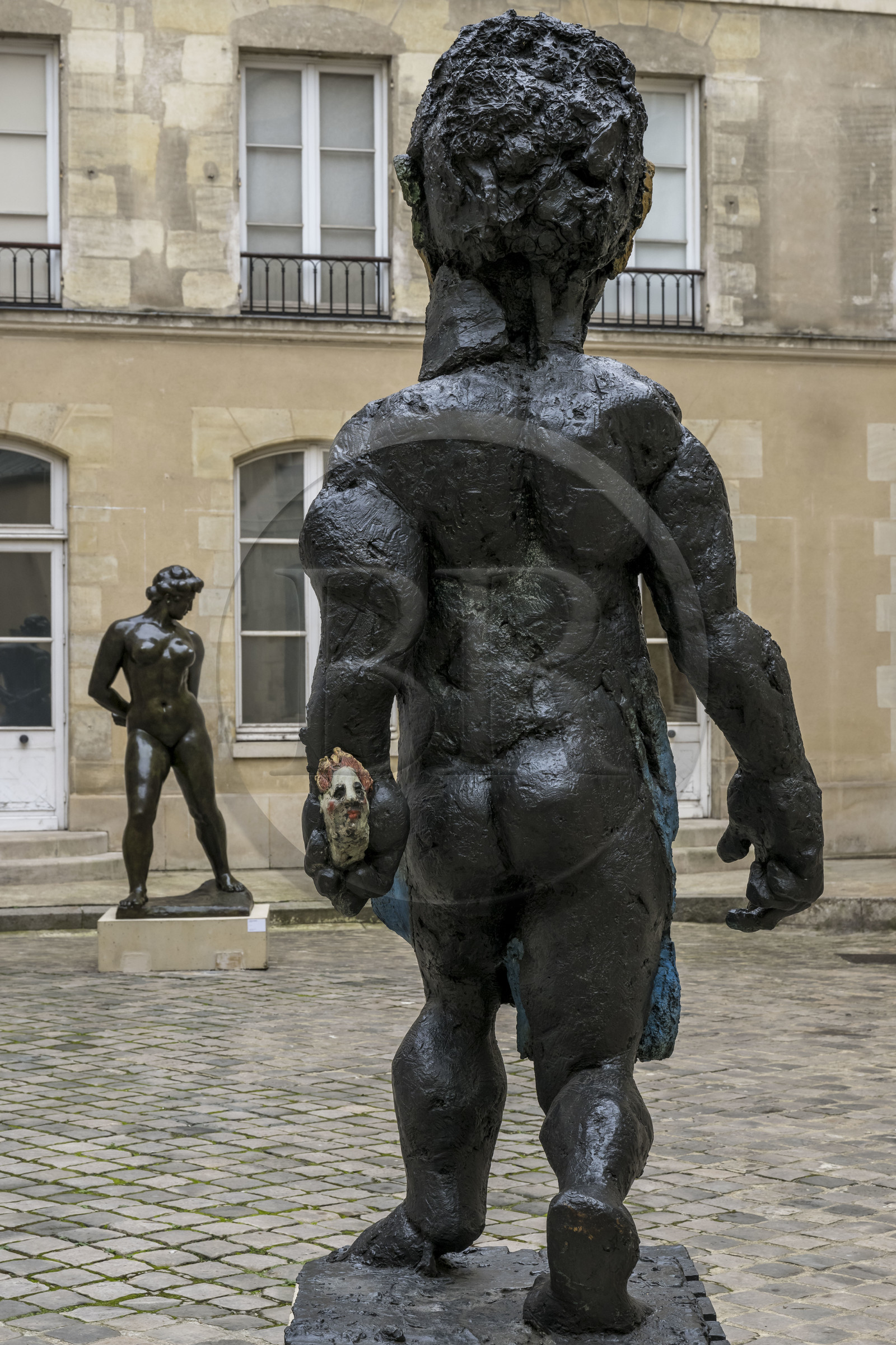 France, Paris (75), Musée Maillol, sculpture Der Morgen oder Hölderlin, 2011, Bronze peint de l'artiste Markus Lüpertz, sculpture d'Aristide Maillol, L'Action enchaînée, 1905, bronze en arrière plan