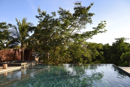 Philippines, Calamian Islands dans le nord de Palawan, Busuanga Island, ville de Coron, piscine à débordement de l'hotel The Funny Lion