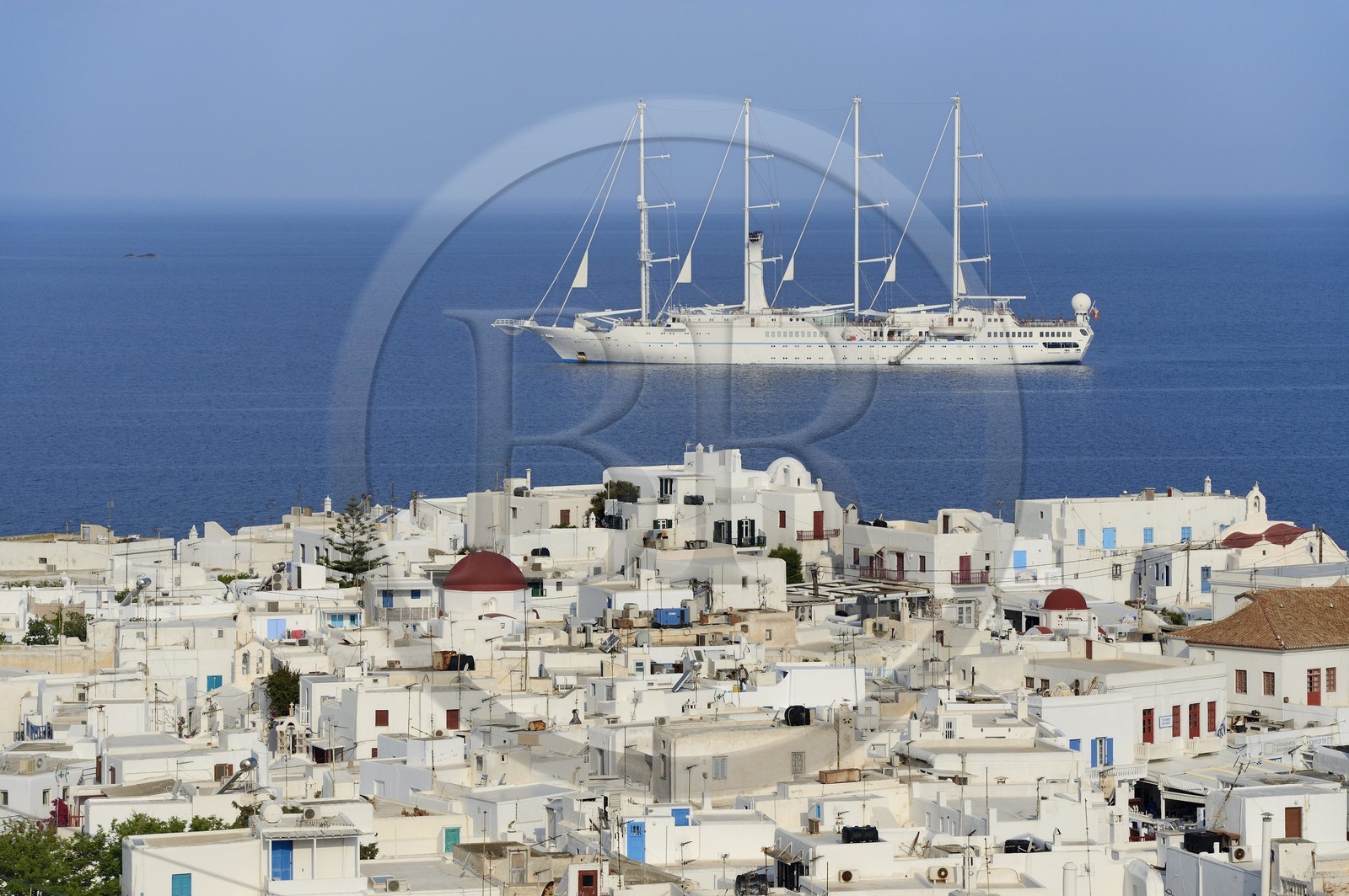 Grèce, Les Cyclades, mer Égée, île de Mykonos, Chora (Mykonos town), la vieille ville, bateau de croisière à l'ancrage