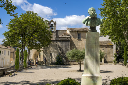 France, Bouches-du-Rhône (13), Parc Naturel Régional des Alpilles, Saint-Rémy-de-Provence, chapelle Notre Dame de Pitié place Mireille avec un buste du compositeur Charles Gounod
