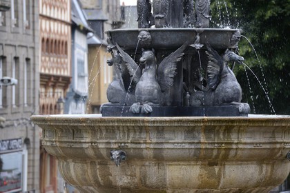 France, Côtes-d'Armor (22), Guingamp, Fontaine de la Plomée sur la place du Centre
