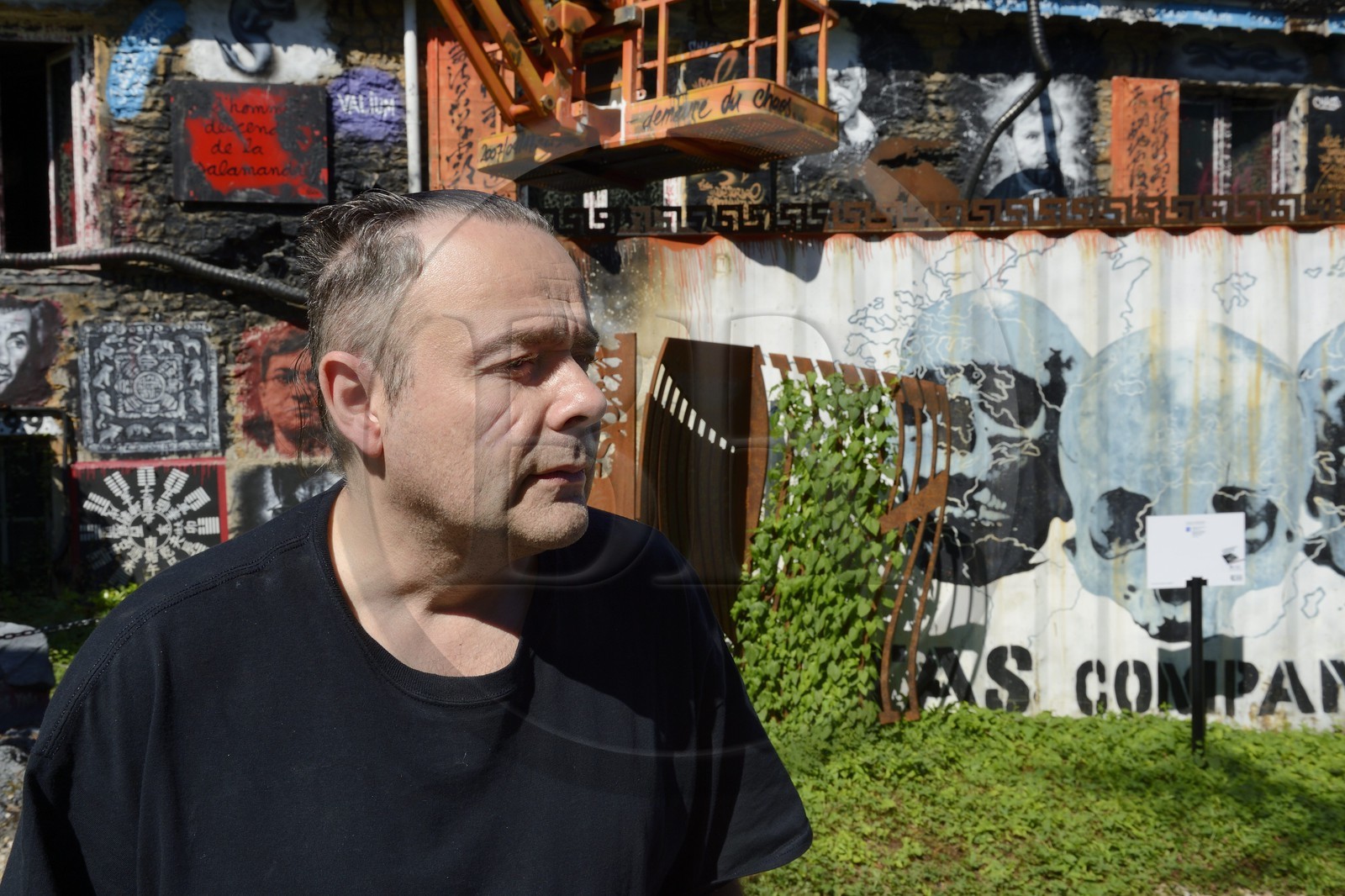France, Rhône (69), Saint-Romain-au-Mont-d'Or, la Demeure du Chaos, l'œuvre d'art est basé sur la transformation sans fin de la maison du XVIIème siècle de l'artiste plasticien Thierry Ehrmann en une réplique de zone de guerre à l'image du monde présent, portrait de Thierry Ehrmann aussi président fondateur de Artprice et du Groupe Serveur