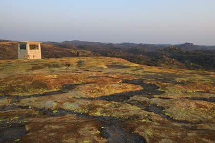 Zimbabwe, province de Matabeleland méridional, Matobo ou Matopos Hills National Park, classé Patrimoine Mondial de l'UNESCO, formations rocheuses sur la colline de Malindidzimu (demeure des esprits bienveillants) au sommet de View of the World où est enterré Cecil Rhodes, the Shangani River Memorial pays tribute to Allan Wilson and his soldiers who were wiped out by General Mtjaan and his 30,000 Ndebele warriors when attempting to take over the territory