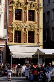 France, Nord (59), Lille, terrasse de café sur la Grand Place (place Charles de Gaulle)