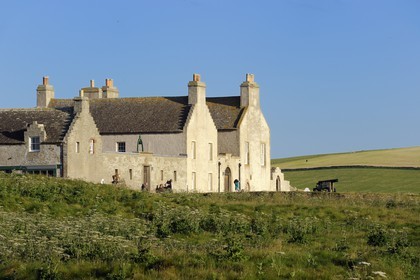Royaume-Uni, Ecosse, Iles Orcades, Ile de Mainland, maison en bordure de la Baie de Skaill à Skara Brae