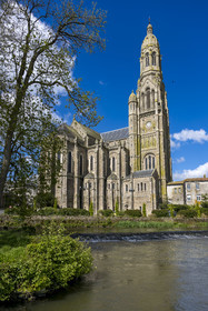 France, Vendée (85), Saint-Laurent-sur-Sèvre, la basilique de Saint-Laurent-sur-Sèvre dans laquelle se trouve le tombeau du père Louis Marie Grignion de Montfort, en bordure de la Sèvre Nantaise