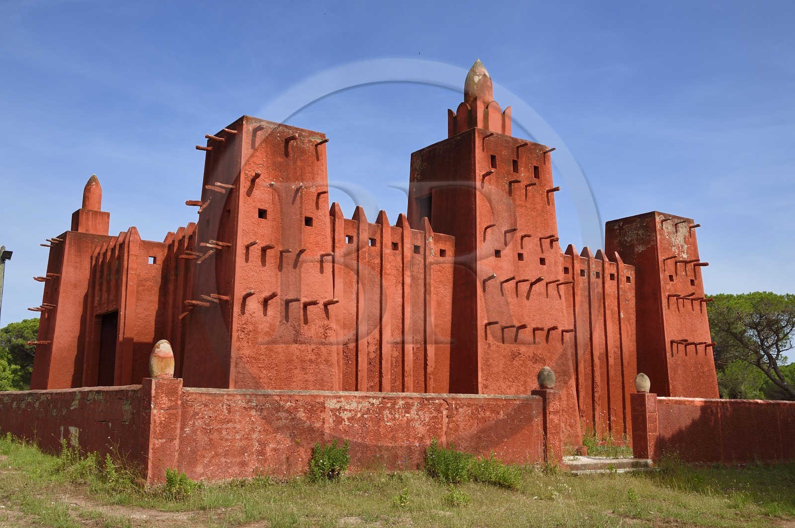 France, Var (83), Fréjus, ancien camp de Caïs, la mosquée soudanaise Missiri achevée en 1930, réplique de la mosquée de Djenné au Mali et inscrite à l'inventaire supplémentaire des monuments historiques
