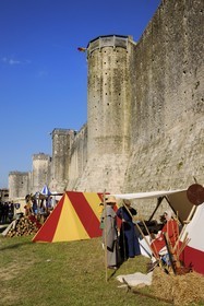 France, Seine et Marne (77), Les Médiévales de Provins, ville classée Patrimoine Mondial de l'UNESCO, campements au pied des remparts vers la porte de Jouy
