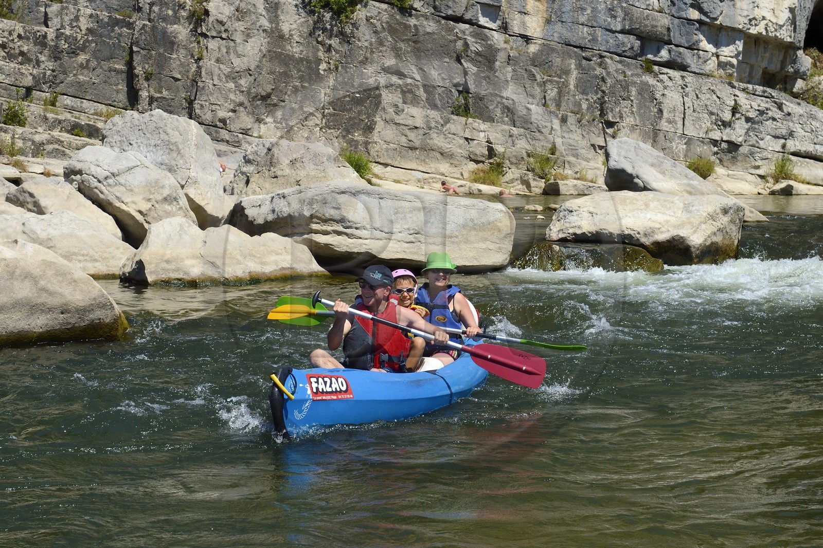 France, Ardèche (07), Ruoms, kayaks descendant la rivière Ardèche dans les défilés de Ruoms à Pradons, passage de rapides vers le cirque de Giens