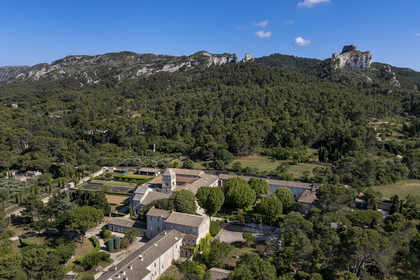 France, Bouches-du-Rhône (13), Parc Naturel Régional des Alpilles, Saint-Rémy-de-Provence, monastère Saint-Paul-de-Mausole, Van Gogh y fût interné en 1889-1890, au pied du massif des Alpilles (vue aérienne)