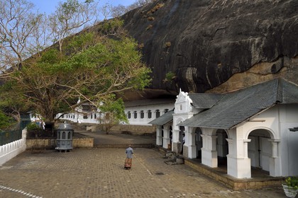 Sri Lanka, province du centre, district de Matale, Dambulla, Temple d'Or, Temple du Rocher Royal aussi appelé Ran Giri (Rocher doré) classé patrimoine mondial de l'UNESCO