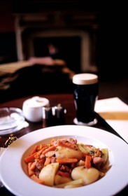 Irlande, comté de Dublin, le traditionnel ragoût irlandais et la non moins traditionnelle Guinness