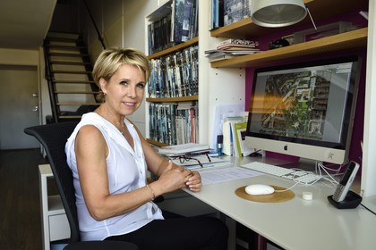 France, Bouches-du-Rhône (13), Marseille, l'architecte Corinne Vezzoni à son bureau dans la Cité Radieuse de Le Corbusier