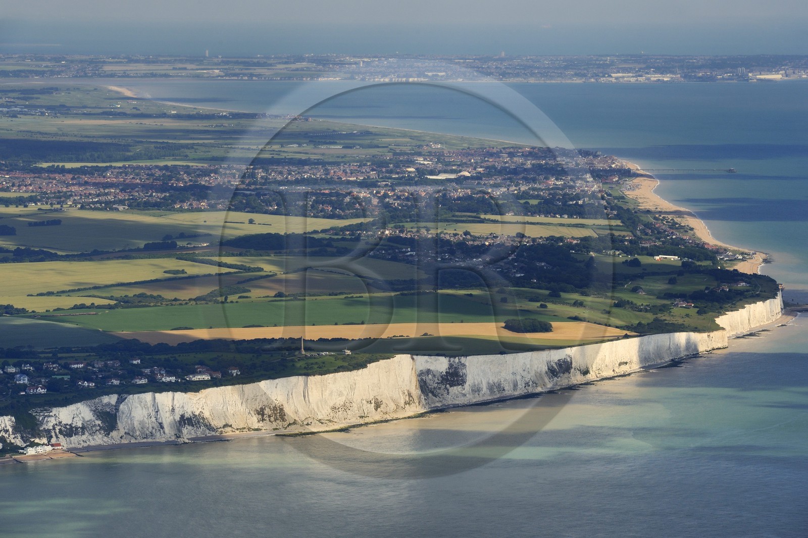 Royaume-Uni, Angleterre, Kent, baie de St.Margaret, falaises blanches de Douvres (vue aérienne)