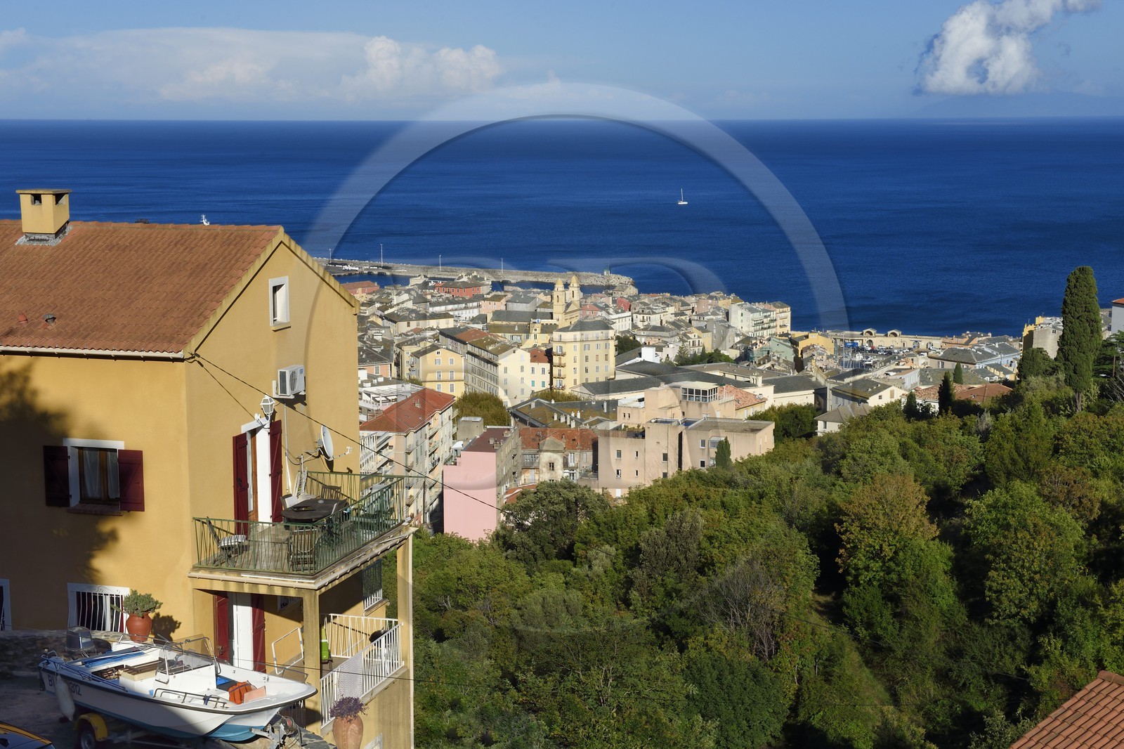 France, Haute-Corse (2B), Bastia et l'église Saint-Jean-Baptiste en arrière plan