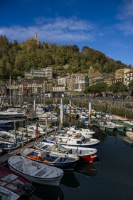 Espagne, province du Guipuscoa (Gipuzkoa), Saint-Sébastien (Donostia), le Vieux Port au pied du Mont Urgull et du chateau de La Mota