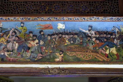 Azerbaïdjan, Sheki (Shaki), Palais des Khans de Shaki construit en 1797 par Muhammed Hasan Khan, chambre du Khan, fresque représentant des scènes de batailles