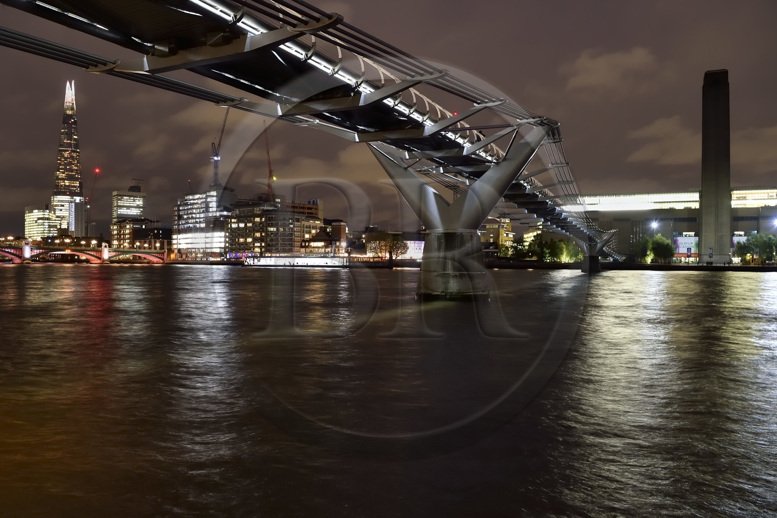 Royaume-Uni, Londres, le pont du millénaire ou Millenium Bridge , The Shard, la plus haute tour de Londres par Renzo Piano et la Tate Modern en arrière-plan