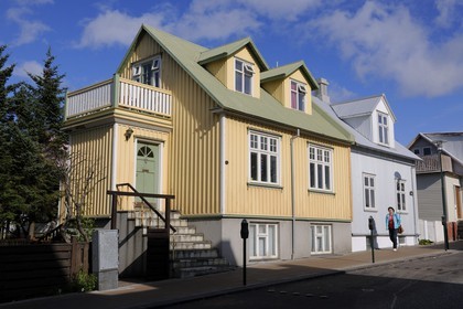 Islande, Reykjavik, maison dans la rue Skolavordustigur (vieille ville) menant au port