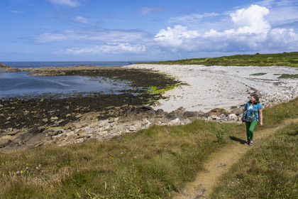 France, Finistère (29), Mer d'Iroise, Ile de Molène, Christine Demeure qui gère la seule épicerie de l'ile lors de sa promenade quotidienne sur la côte sauvage à l'Ouest, la grève du Roelen