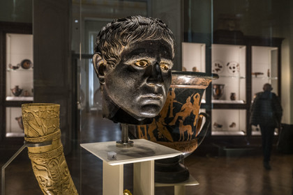 France, Paris (75), Bibliothèque Nationale de France, site Richelieu, la Salle de Luynes, portrait masculin, Abruzzes (Italie) entre 340 et 200 av J.-C., cette tête appartenait à une statue honorifique d'un noble du Samnium