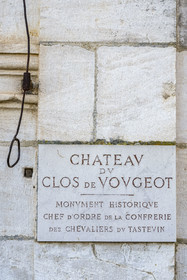 France, Côte-d'Or (21), Paysage culturel des climats de Bourgogne classés Patrimoine Mondial de l'UNESCO, Route des Grands Crus, vignoble de la Côte de Nuits, Vougeot, le Chateau du Clos de Vougeot