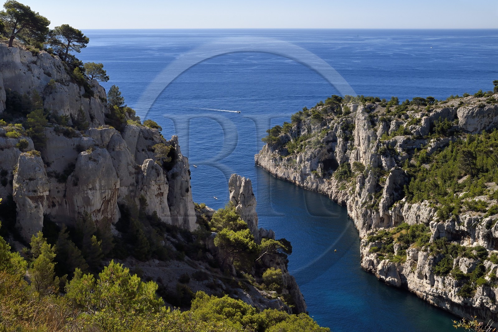 France, Bouches-du-Rhône (13), Marseille, Parc national des Calanques, Calanque d'En-Vauet au centre le rocher appelé le Doigt de Dieu (demande d'autorisation nécessaire avant publication)