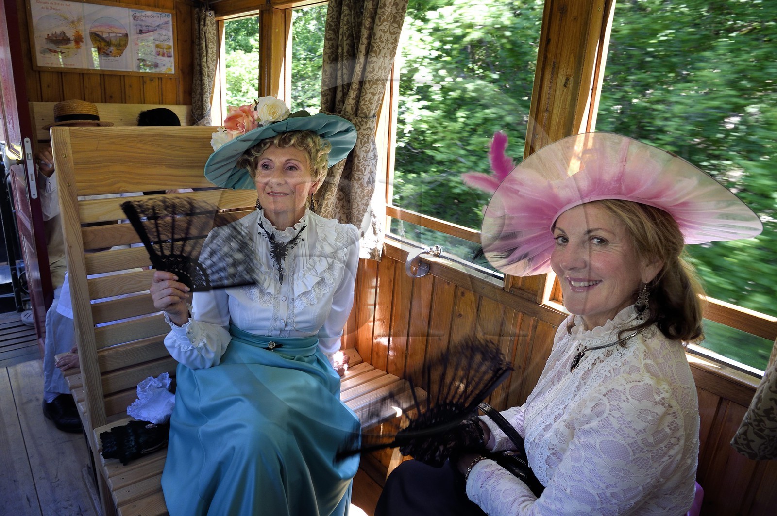 France, Alpes-de-Haute-Provence (04), entre Annot et Saint-Benoit, le Train des Pignes, membres de l'AHVAE (Association d'histoire vivante et de d'archéologie expérimentale) en costume Belle Epoque dans une voiture voyageur datant de 1892