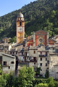 France, Alpes-Maritimes (06), vallée de la Roya (arrière-pays niçois), au pied du parc national du Mercantour, Tende, la collégiale Notre Dame de l'Assomption dans un enchevetrement de toits en lauze