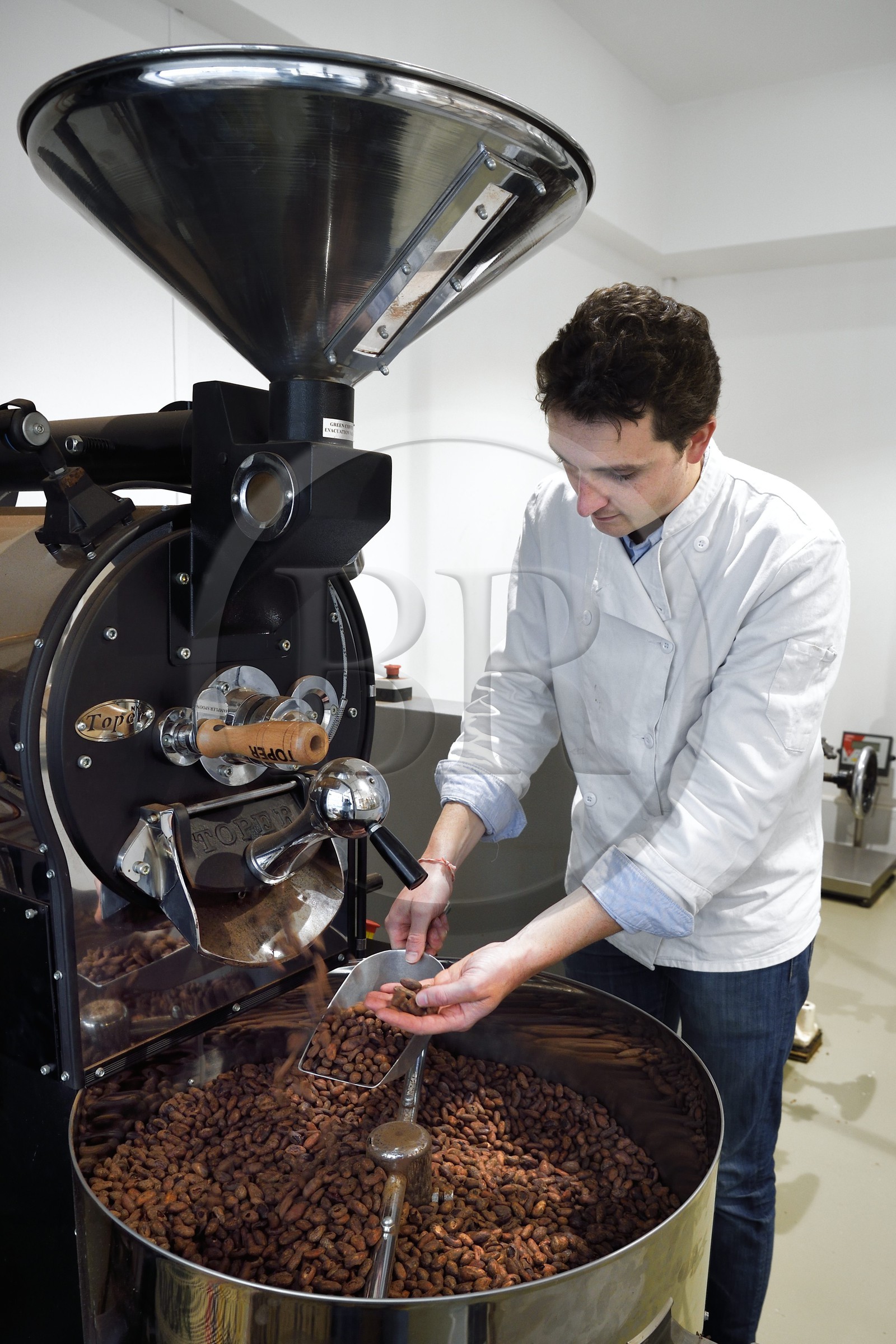 France, Pyrénées-Atlantiques (64), Pays-Basque, Bayonne, fèves de cacao dans le torrefacteur, Ronan Lagadec chocolatier de la fabrique et boutique Monsieur Txokola
