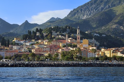 France, Alpes-Maritimes (06), Menton, la vieille ville dominée par la Basilique Saint Michel