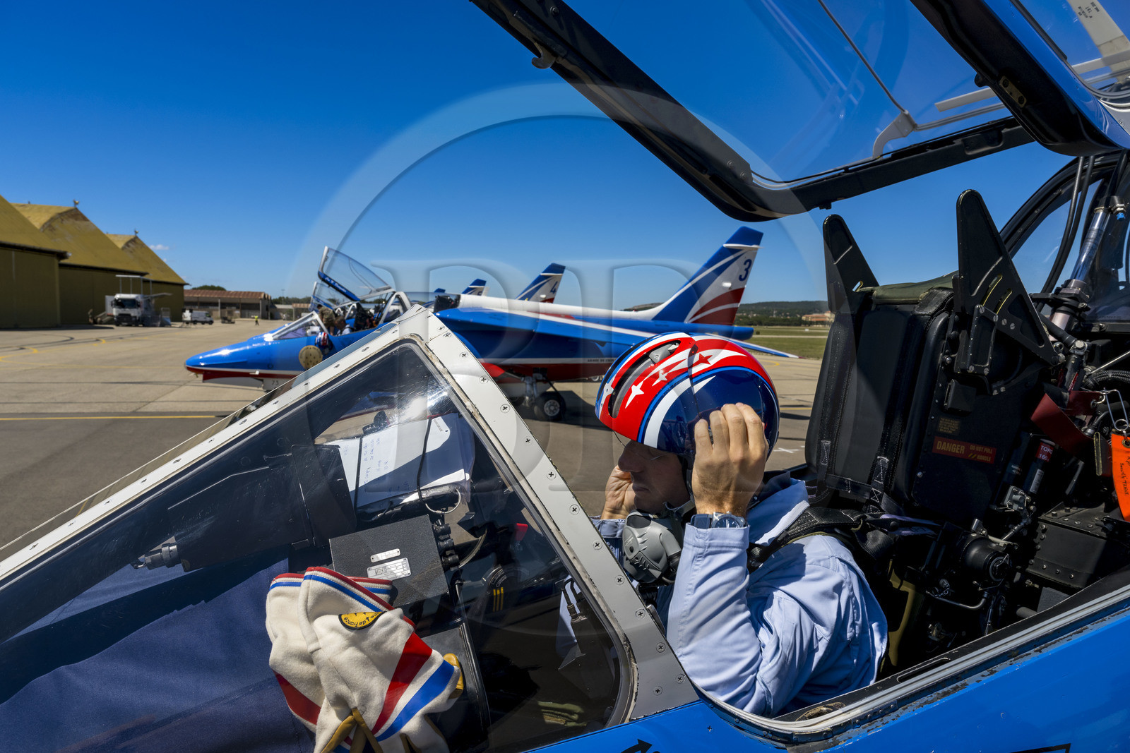 France, Bouches-du-Rhône (13), Salon-de-Provence, base aerienne 701, base de la Patrouille de France (PAF pour Patrouille acrobatique de France) de l'Armée de l'air et de l'espace française, le pilote, le capitaine Cédric Queyranne, termine de se préparer dans son cockpit aux côtés de l'adjudant Nicolas Renard, son mécanicien, pour un vol à bord de son avion Alphajet