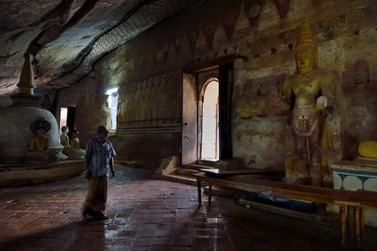 Sri Lanka, province du centre, district de Matale, Dambulla, Temple d'Or, Temple du Rocher Royal aussi appelé Ran Giri (Rocher doré) classé patrimoine mondial de l'UNESCO, la grotte n°2 Maharaja Viharaya est la plus vaste