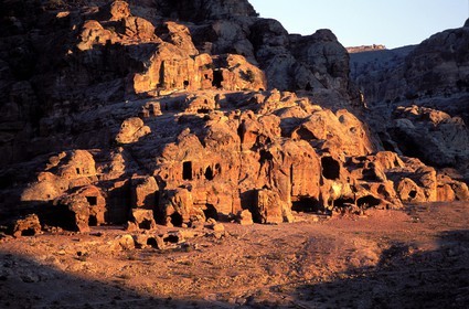 Jordanie, Petra, tombes accolées au Mont Atuf qui dominent la ville basse
