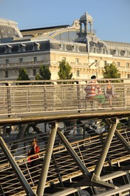 France, Paris (75), les rives de la Seine, pic-nic sur la passerelle Solferino