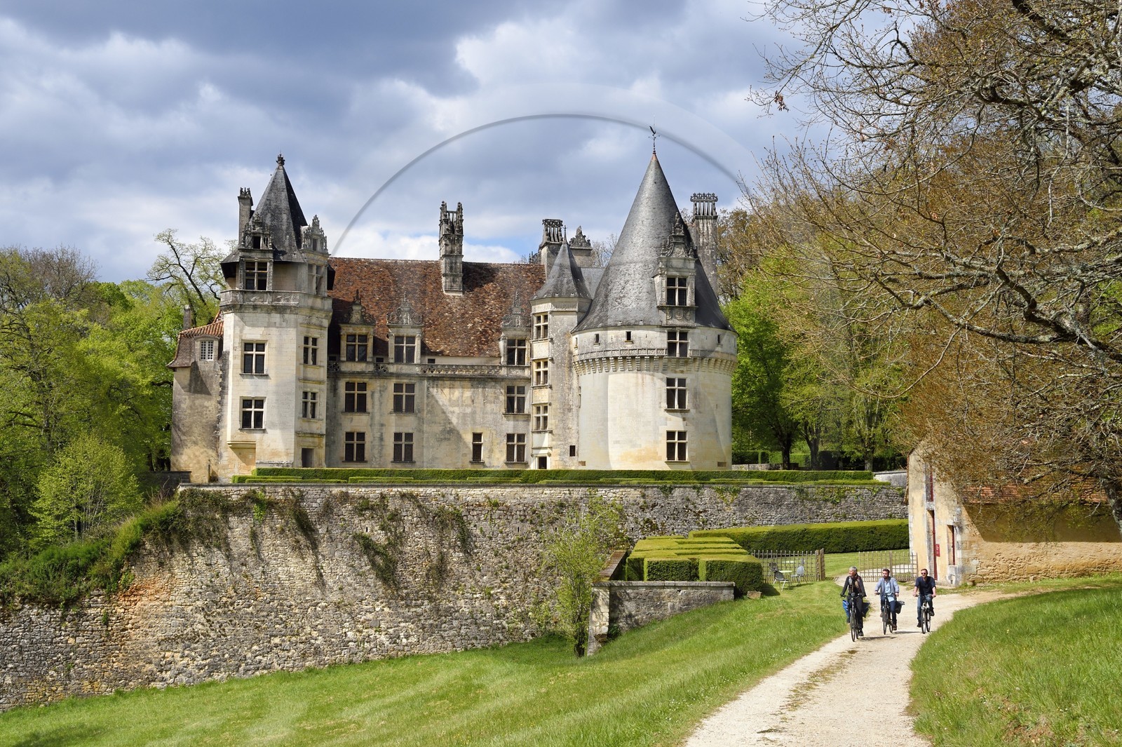France, Dordogne (24), Périgord Vert, Villars, cyclistes faisant la véloroute la Flow Vélo devant le château de Puyguilhem de style Renaissance
