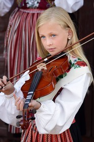 Suède, comté de Dalécarlie, région de Leksand, célébrations du solstice d'été dans le petit hameau de Hjulbäck, jeune fille en costume traditionnel jouant du violon